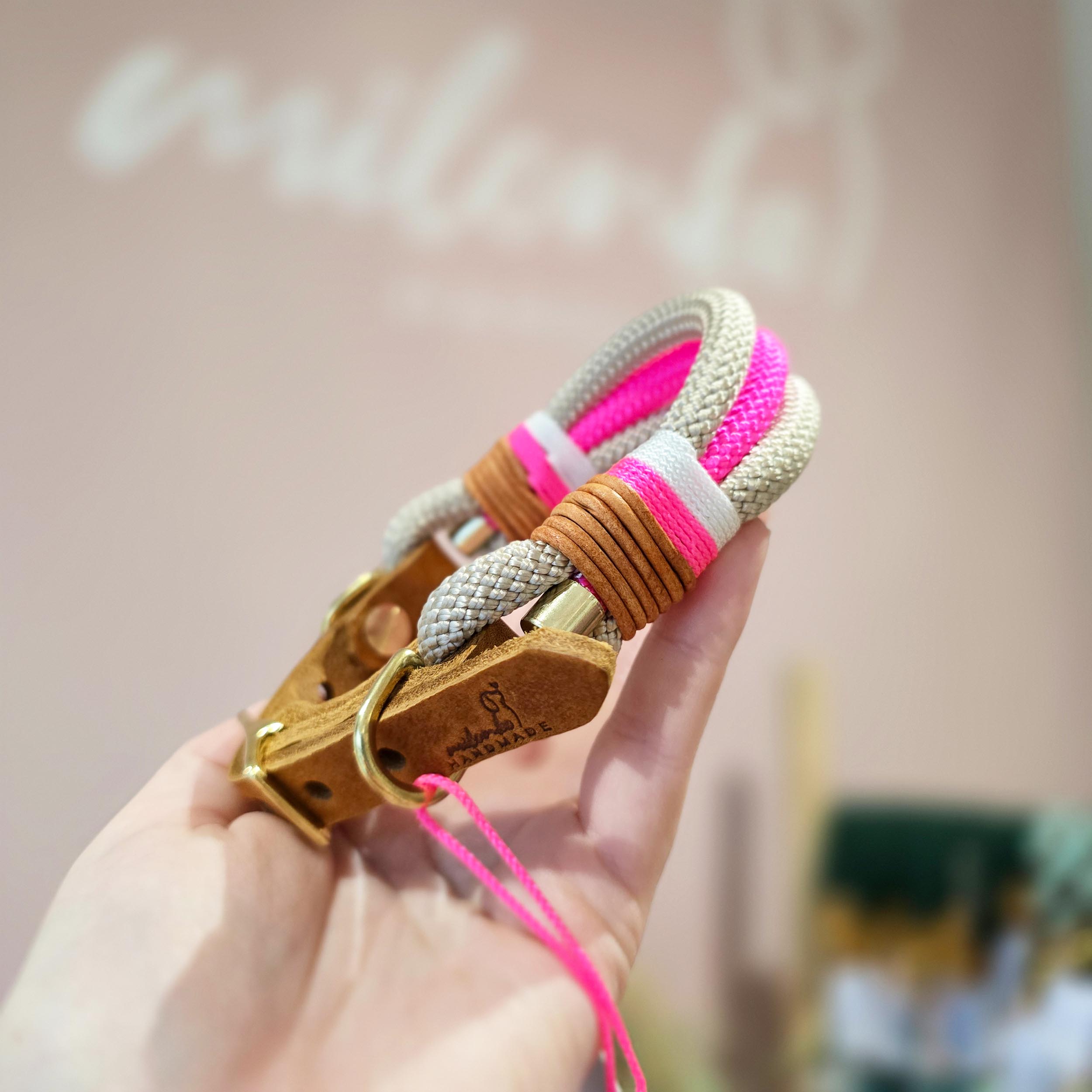 HU23-30cm Tauhalsband Cafe Latte x Neon Pink
